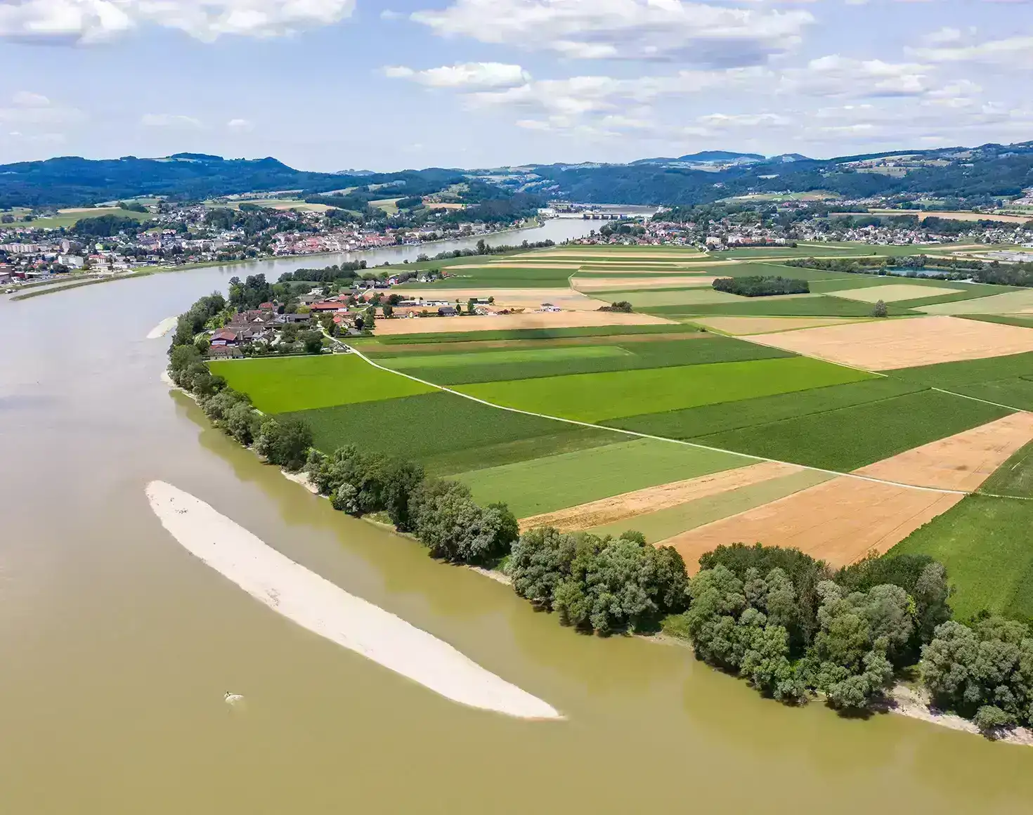 Ein Blick von oben auf die Ybbser Scheibe. Gut erkennbar sind die neuen Schotterbänke, die vor allem den Fischen neuen Lebensraum bieten sollen.