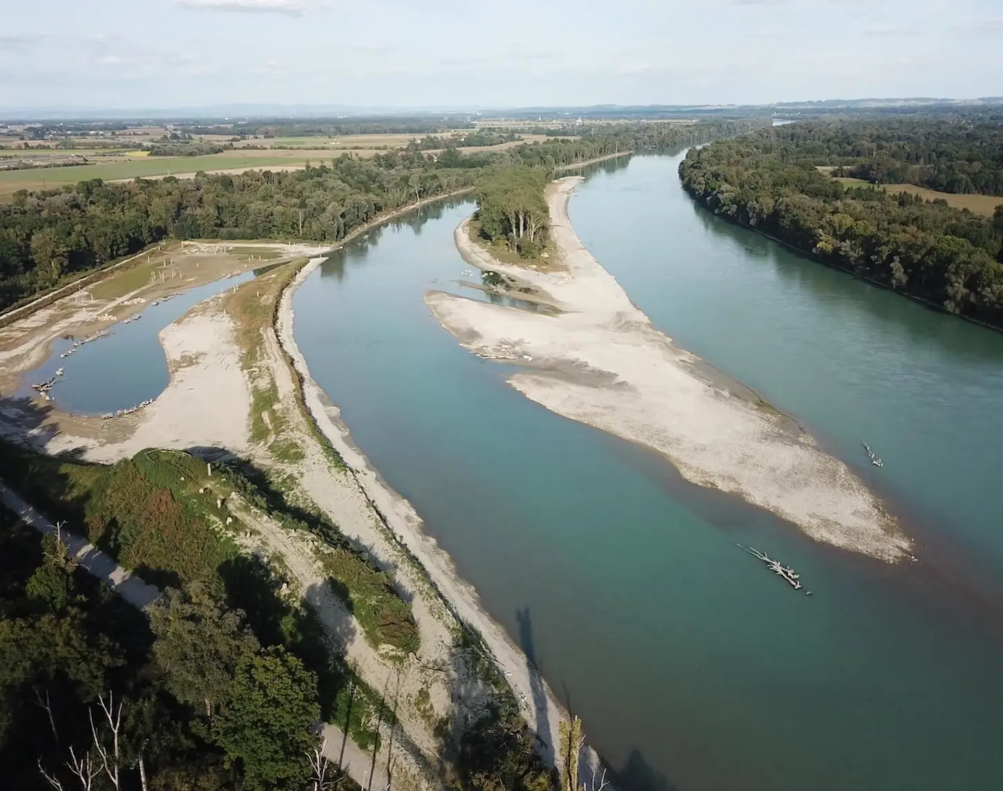 Wir blicken von oben auf die Uferregion in der Nähe des Kraftwerks Ering Frauenstein am Inn. Hier wird Lebensraum Fisch und Fluss geschaffen.