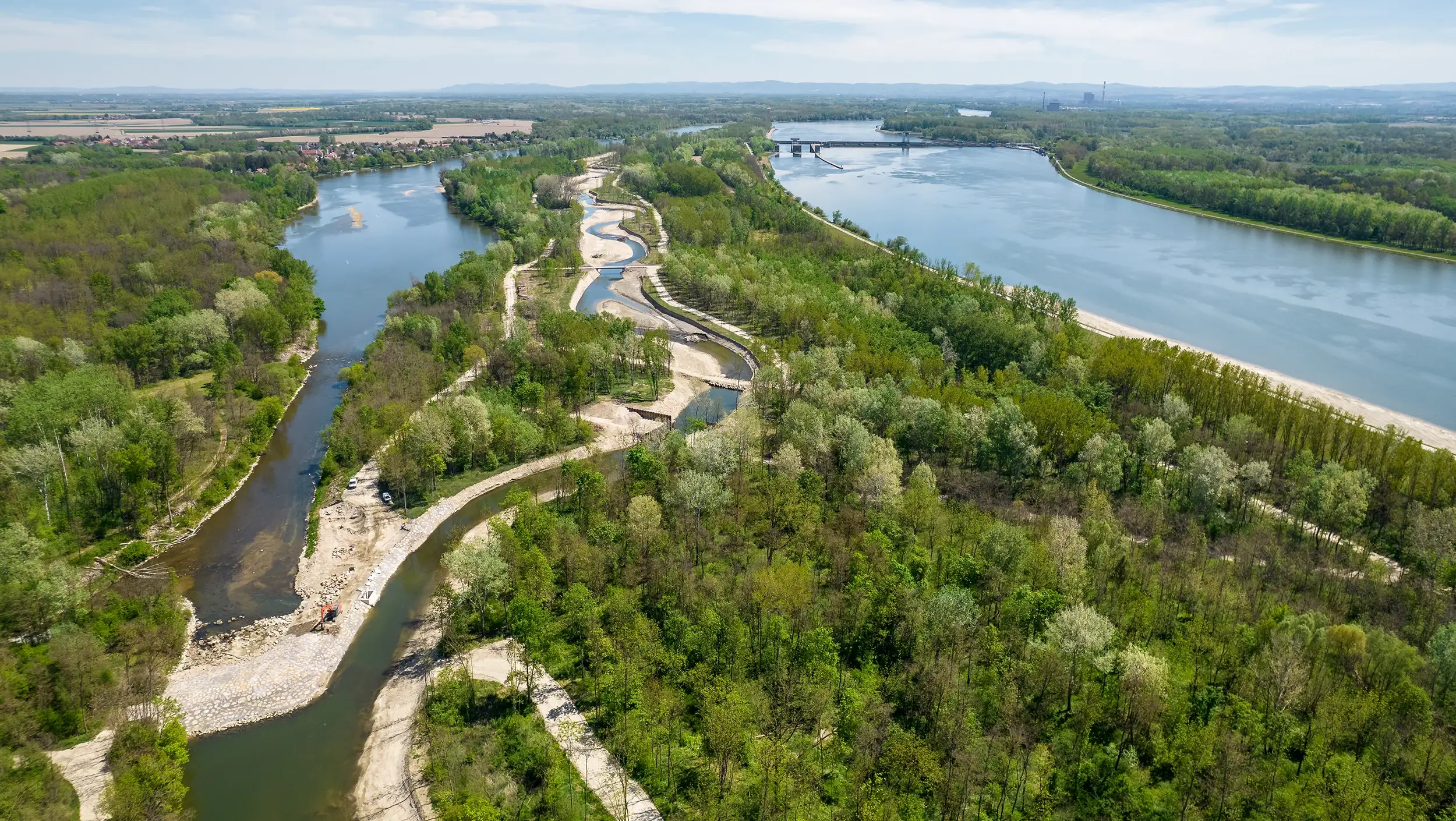 Blick von oben: Zwischen den Donau-Kraftwerken Altenwörth und Greifenstein wird die Artenvielfalt nachhaltig gestärkt.