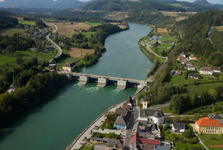 Wir blicken von oben auf das Kraftwerk Lavamünd an der Drau.