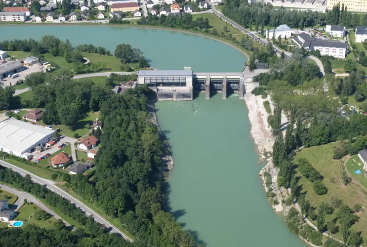 Wir blicken von oben auf ein Laufkraftwerk an der Enns.